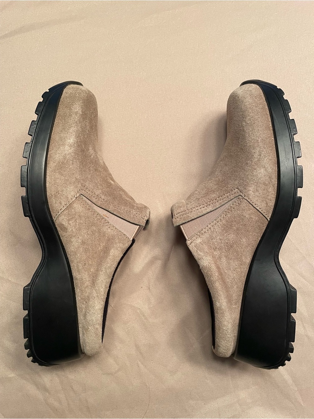 Bandolino Women’s Taupe/Tan Suede Slip-On Clogs with Red Insole - Size 8